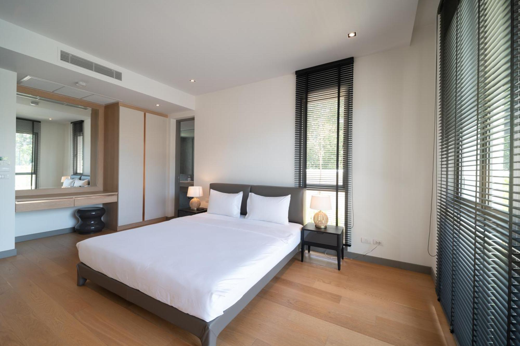 5 Bdr 18 Meter Pool In Laguna Villa