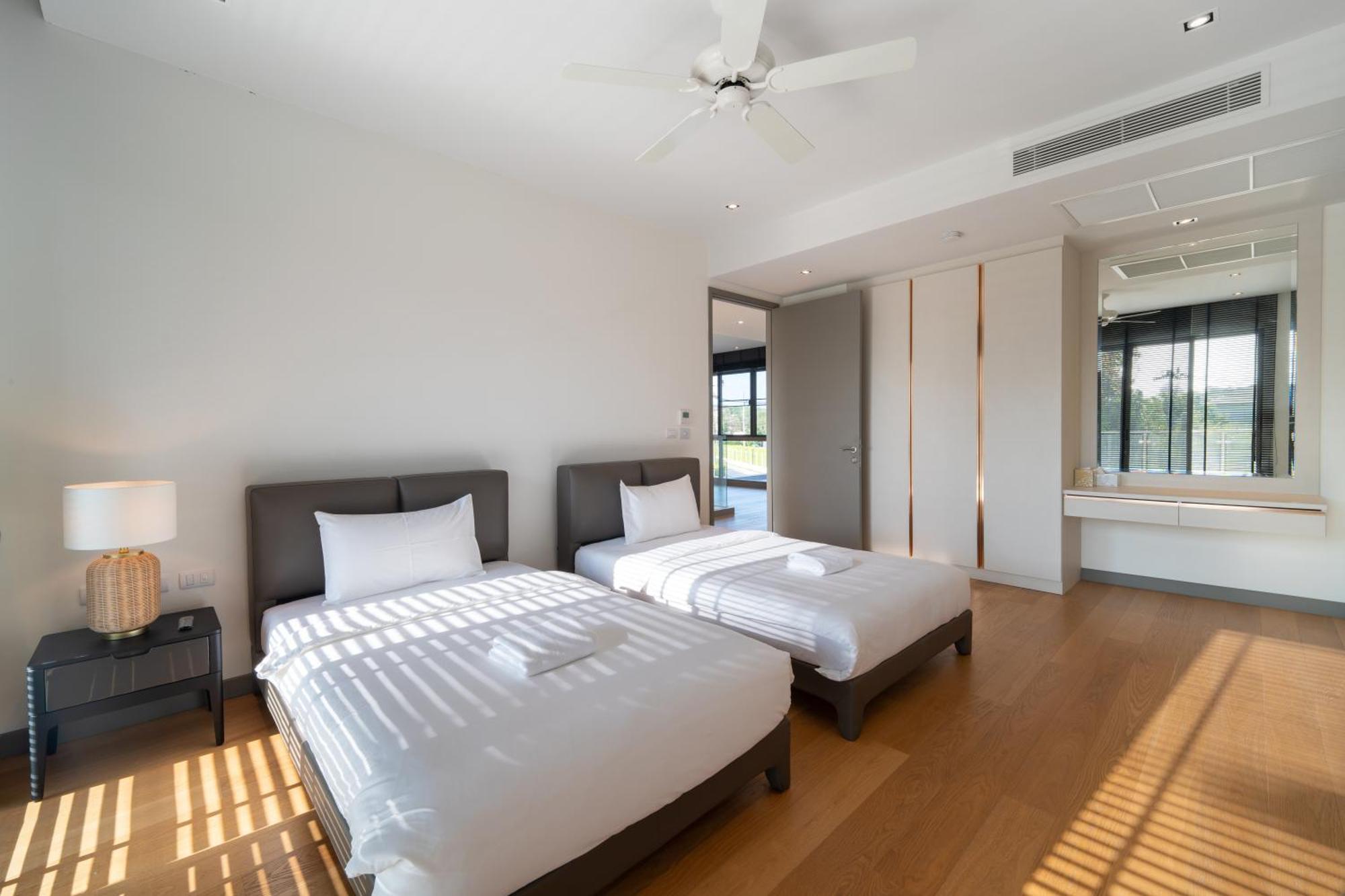 5 Bdr 18 Meter Pool In Laguna Villa