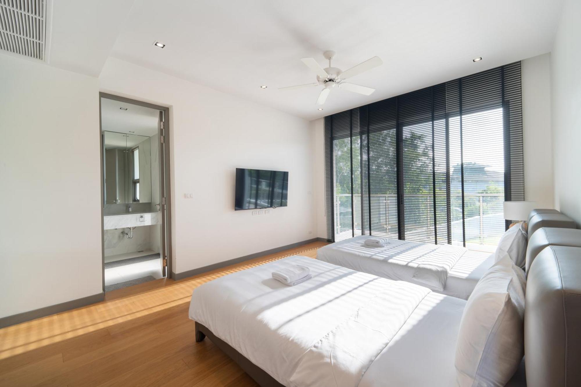 5 Bdr 18 Meter Pool In Laguna Villa *