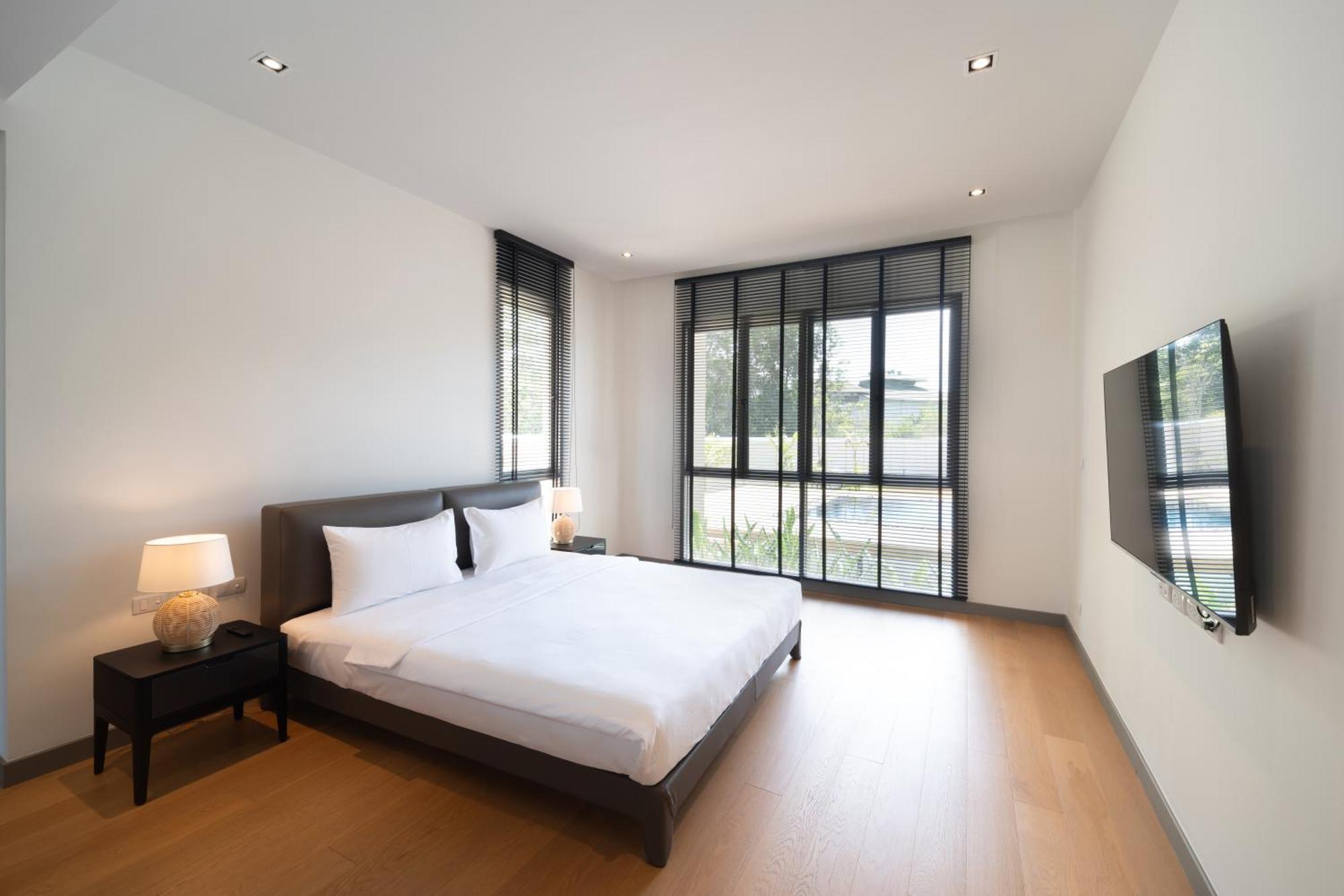 5 Bdr 18 Meter Pool In Laguna *