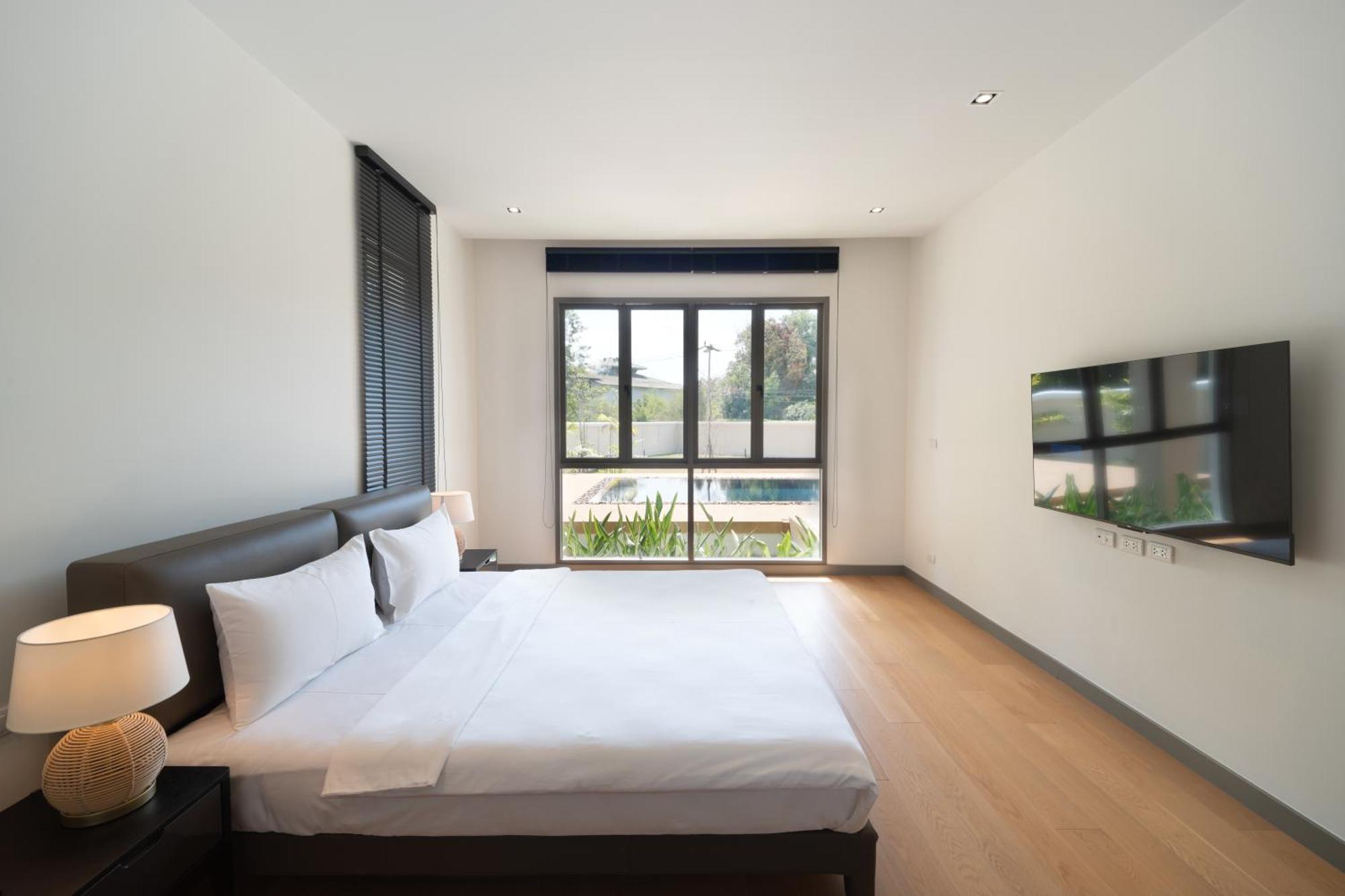5 Bdr 18 Meter Pool In Laguna Villa *