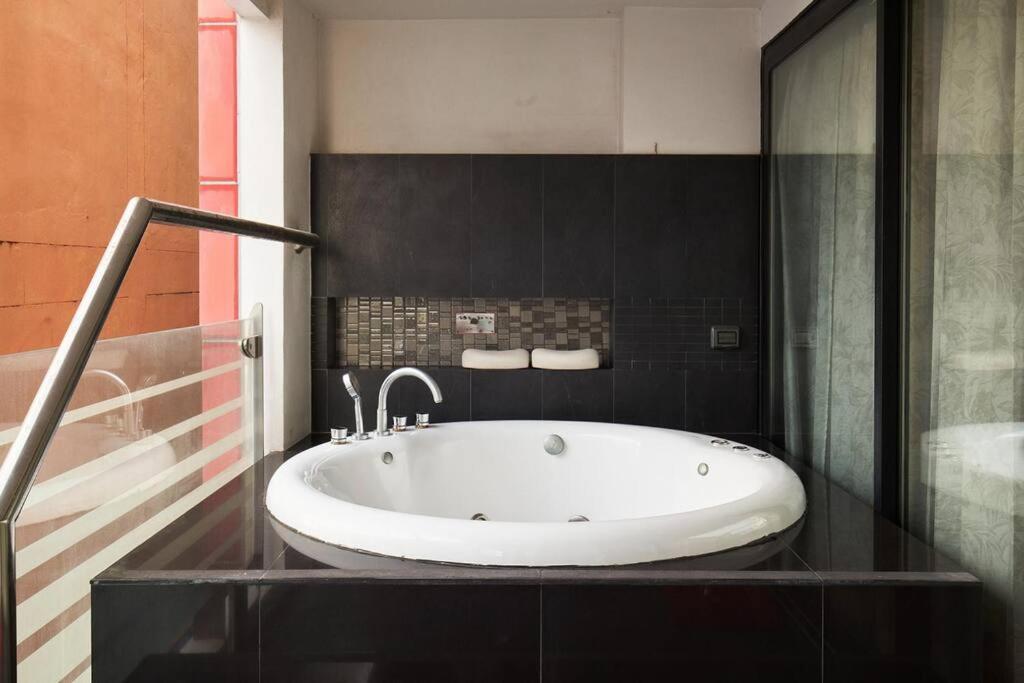Modern In The Heart Of Abs1 Apartment
