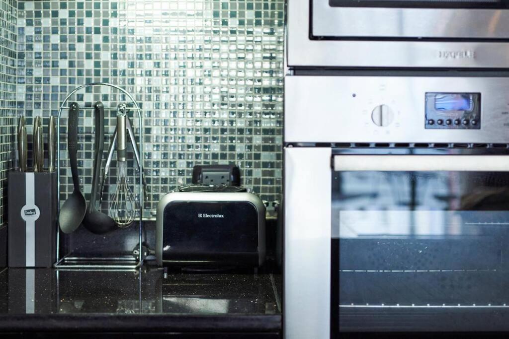 Modern In The Heart Of Abs1 Apartment