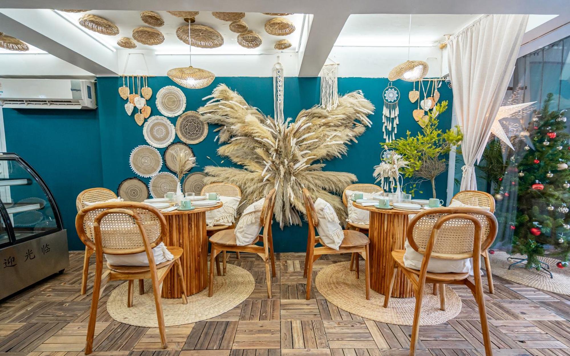 The Color Hotel Strand Kata