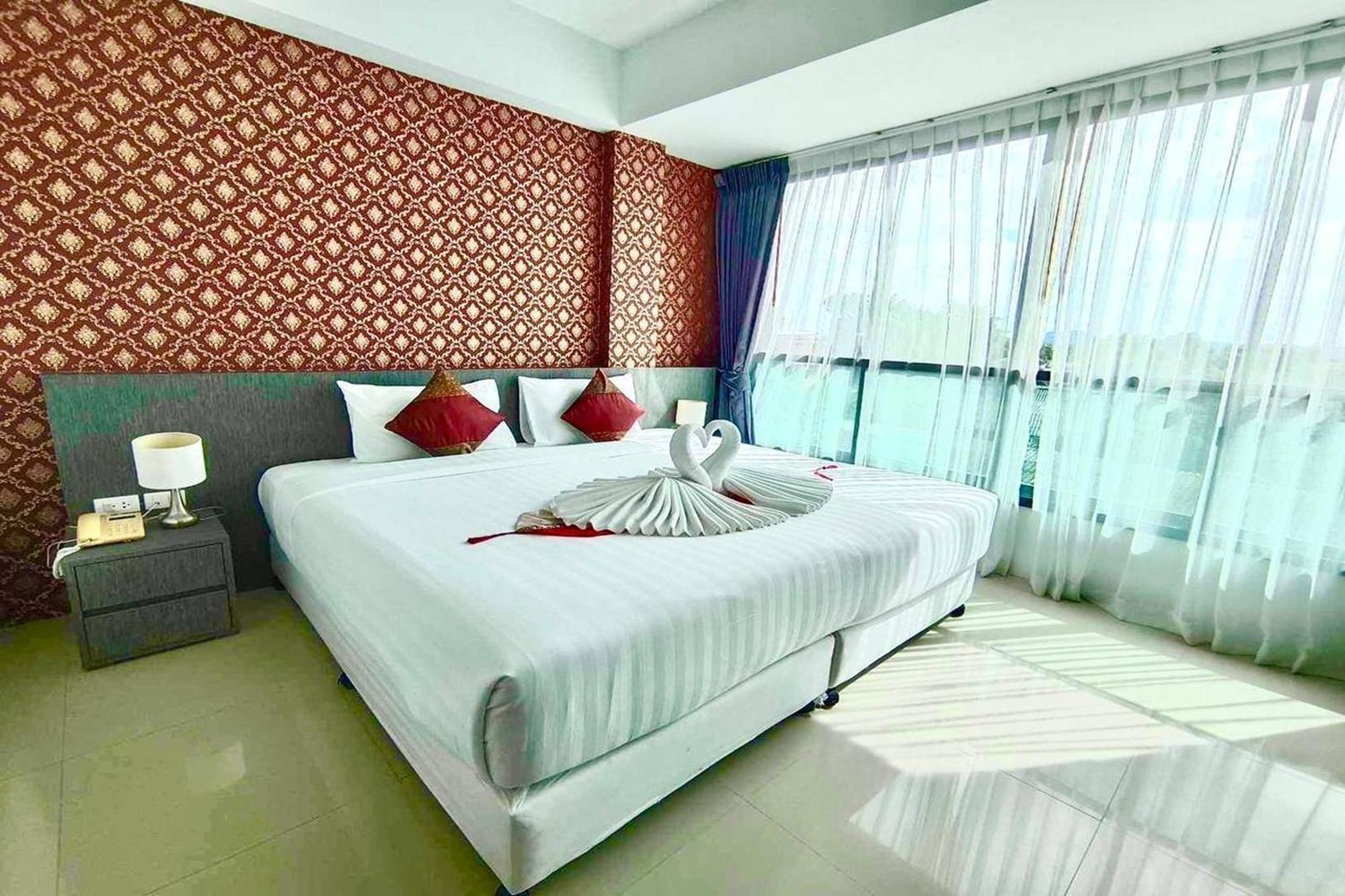 The Thames Pool Access & - Sha Extra Hotel