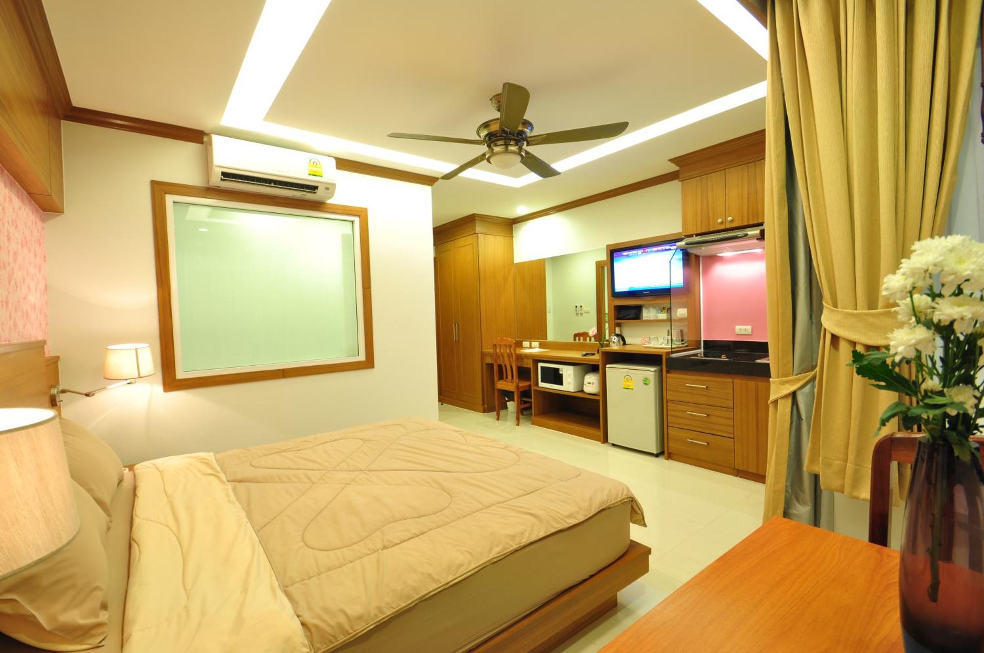Hotel Harbor & Service Patong