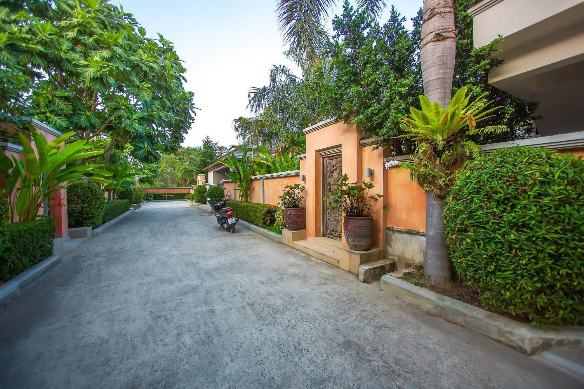 Banyak | Luxury 4br With Terrace And Personal Playground Holiday home