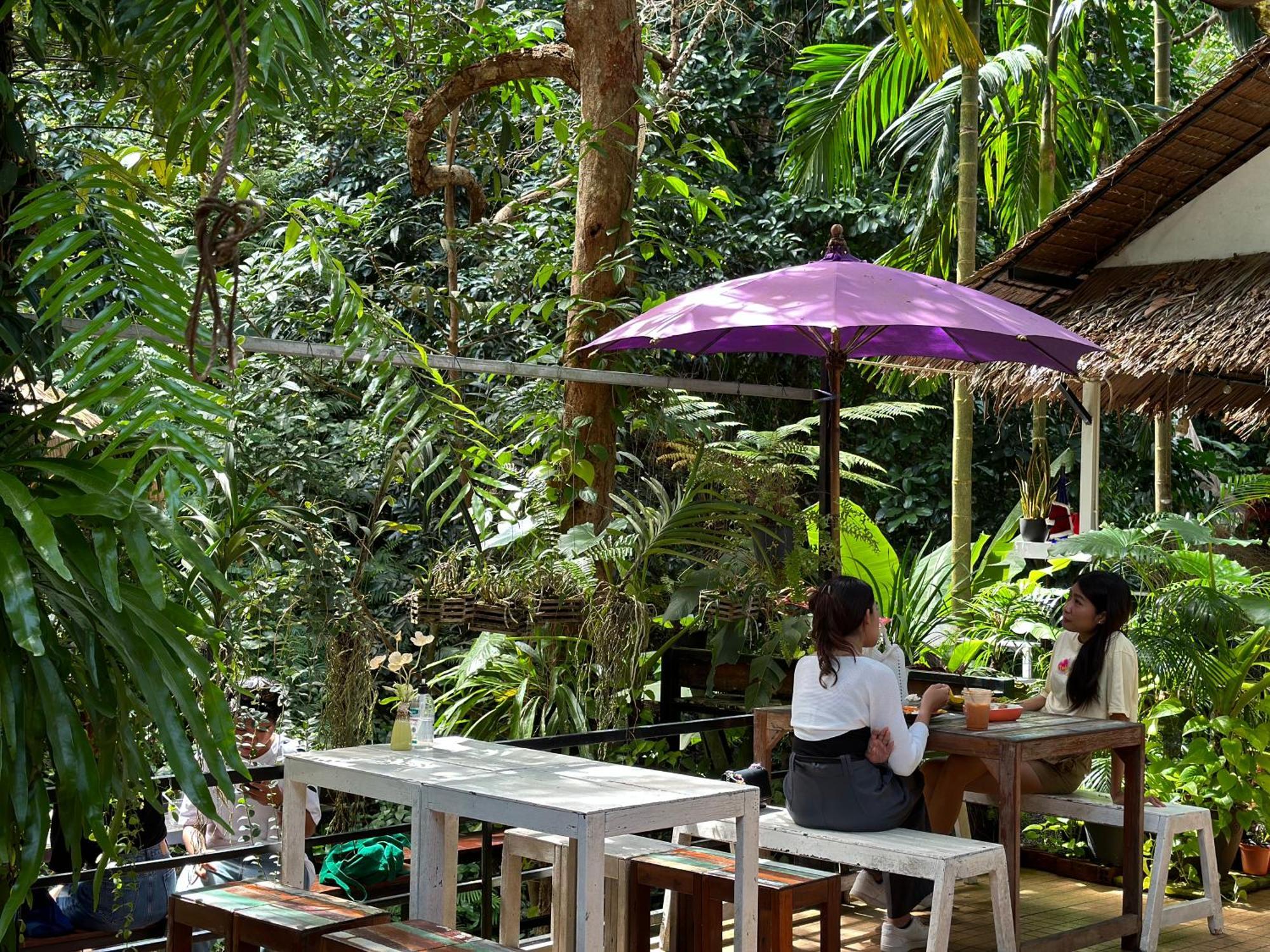 Nua Tone & Cafe Bang Tao Beach (Phuket)