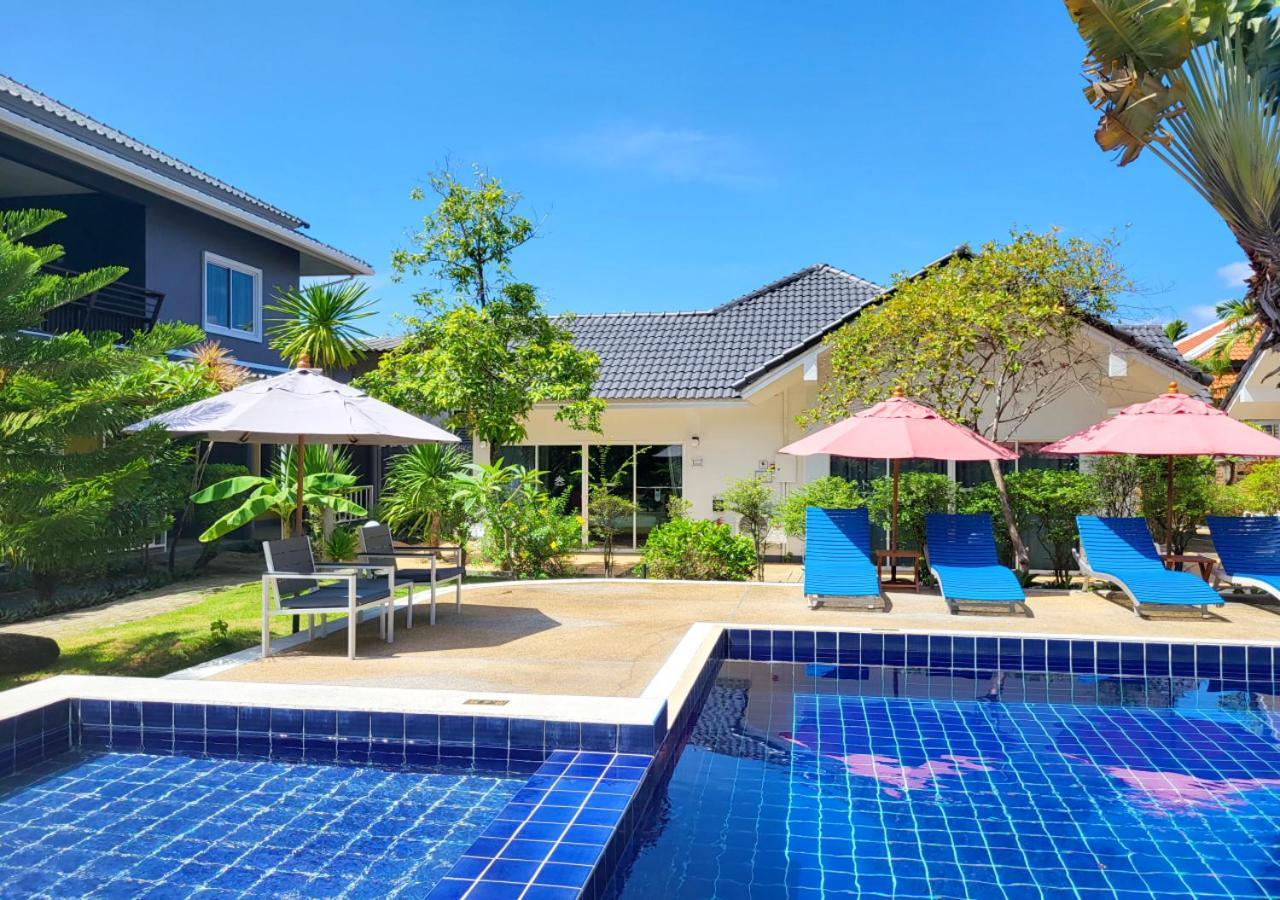 Resort Blue Palm