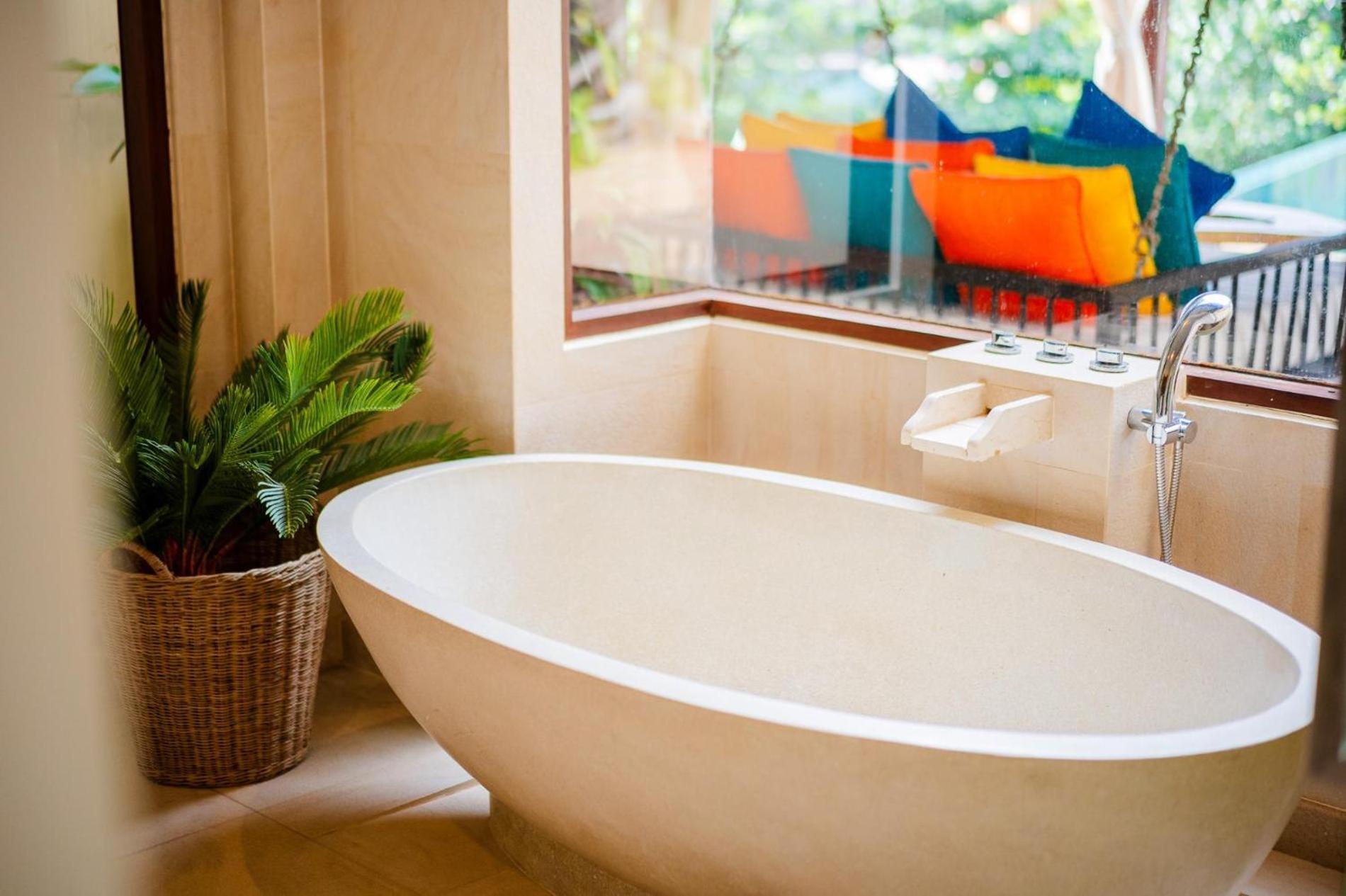 Villa Aluna - Oceanfront 4 Bedroom Near Beach, Phuket Thailand