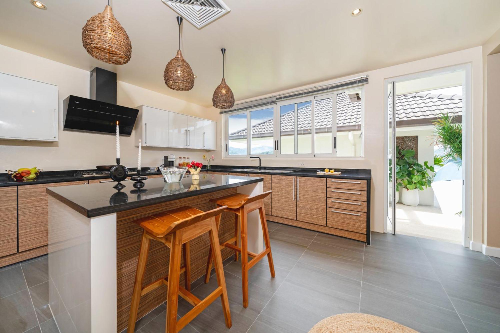 Stunning 5 Bedrooms With Panoramic Sea View *