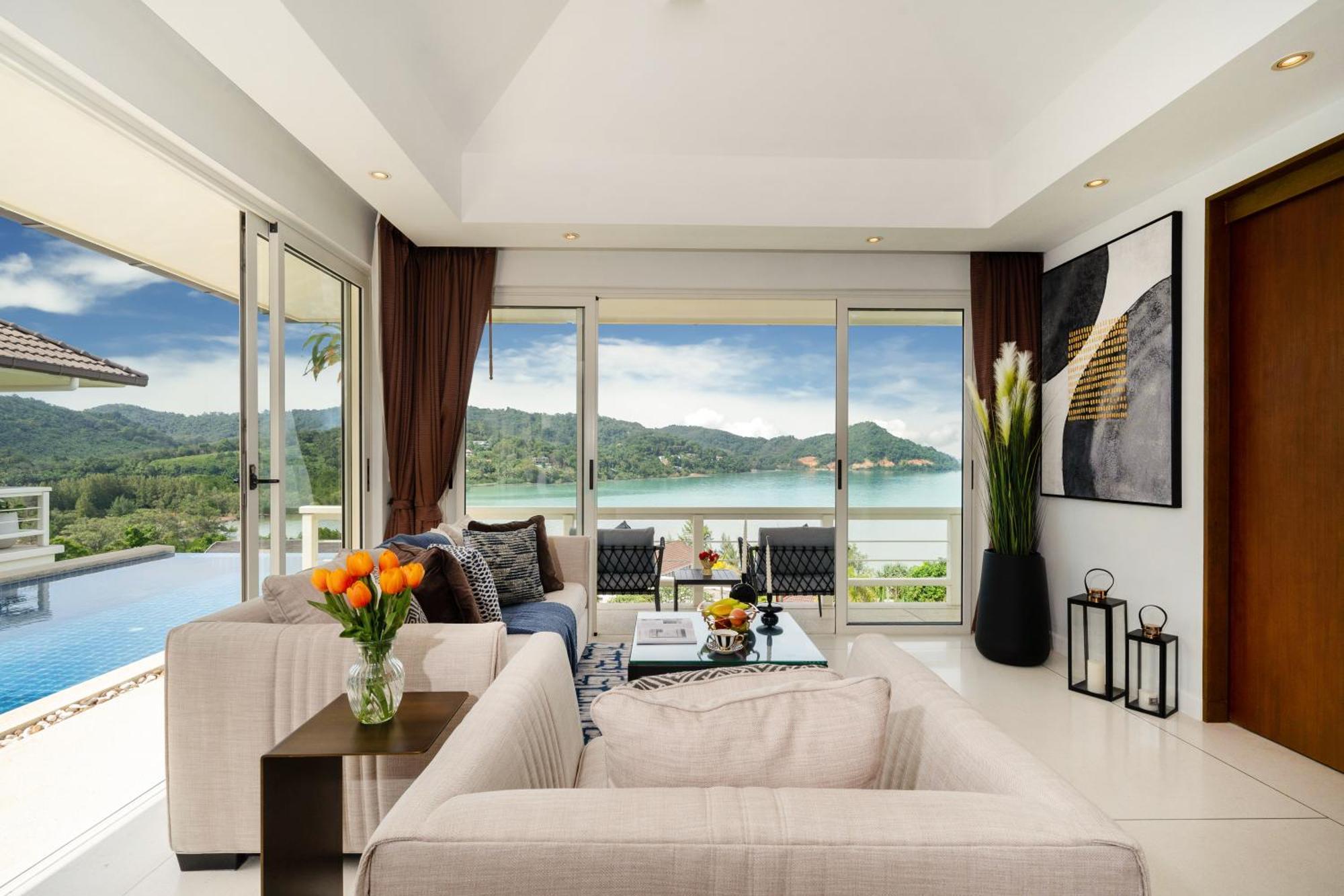 Stunning 5 Bedrooms With Panoramic Sea View Villa *