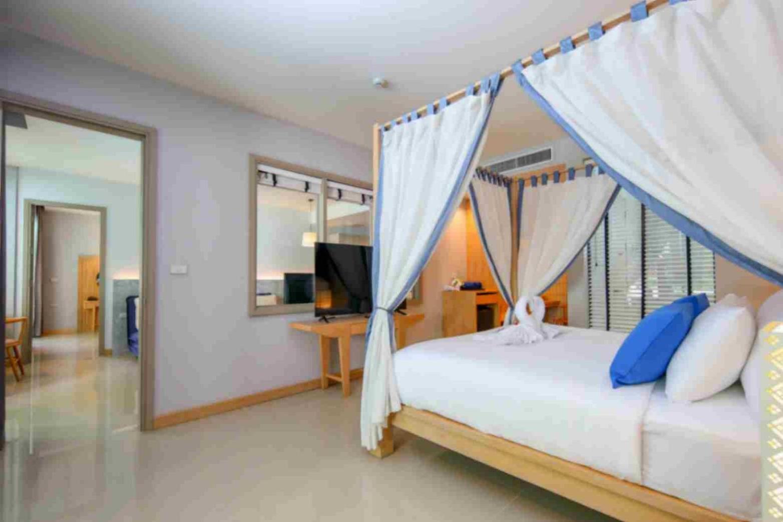 Craft & Villas, Town