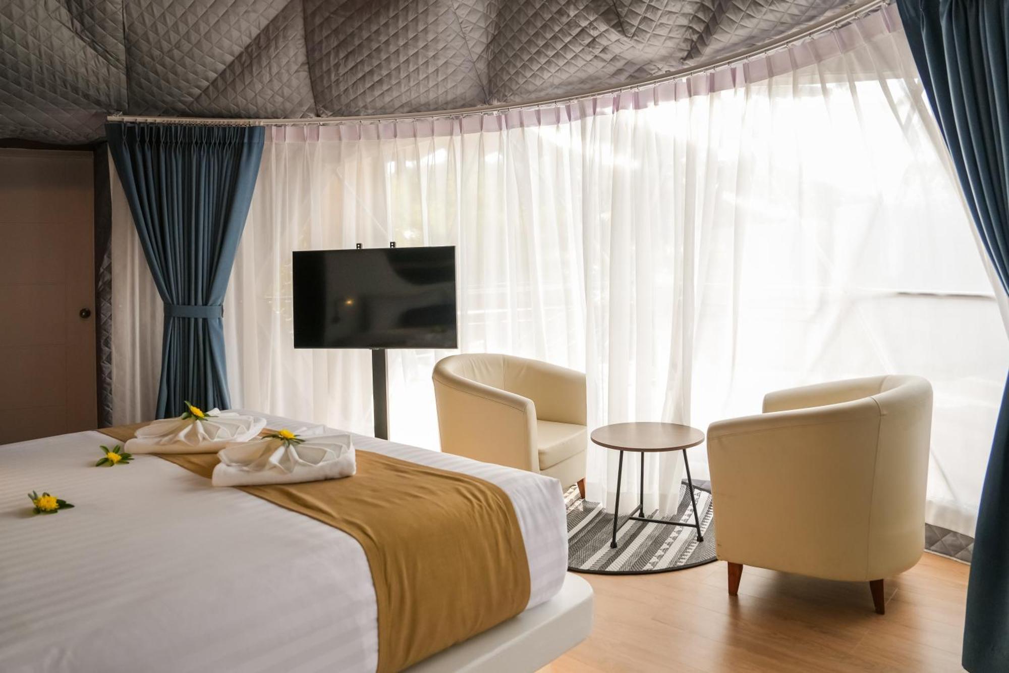 Le And Hotel