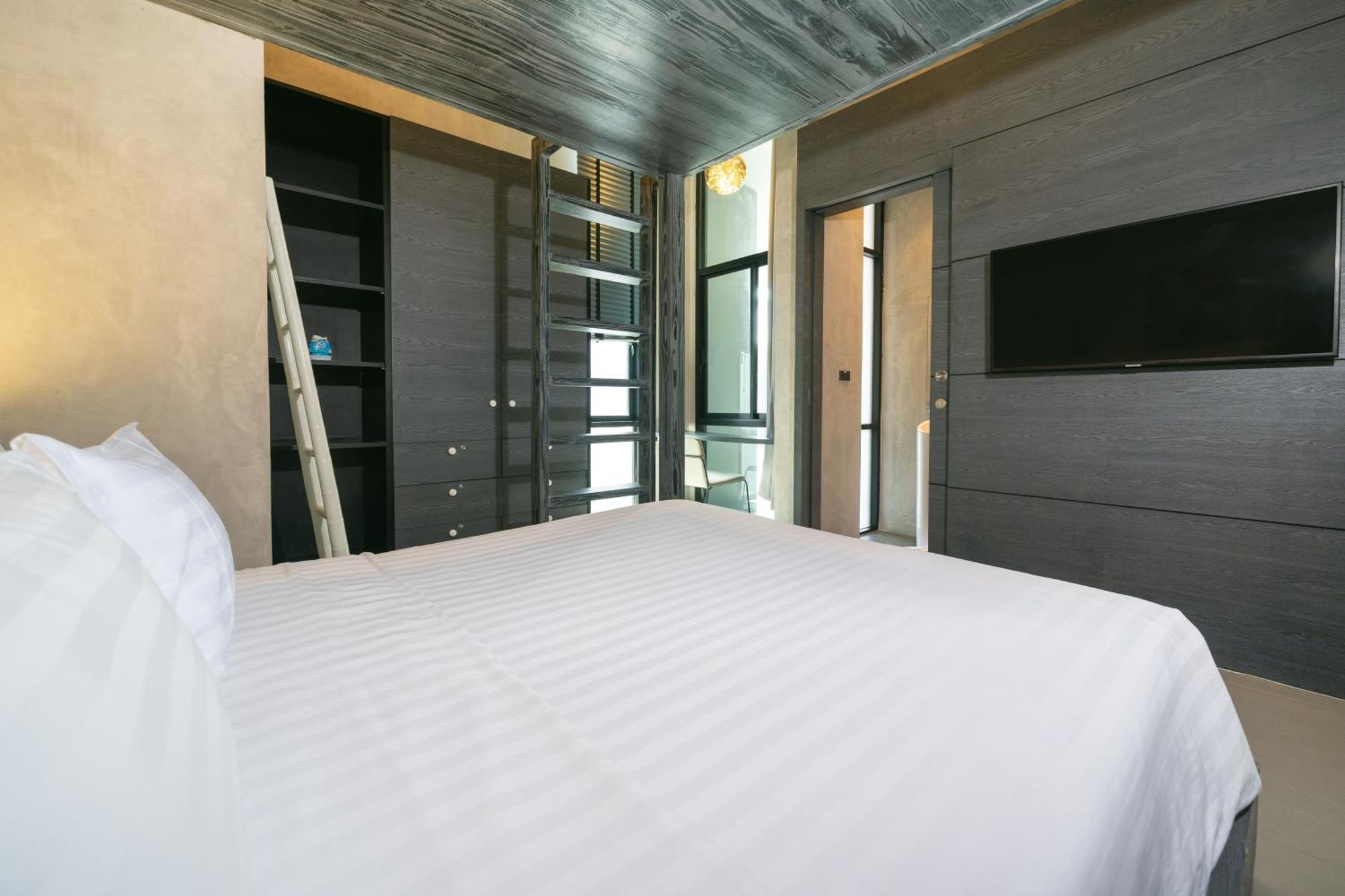 Villa Lami - Luxury 3-bedroom Modern In With Private Pool, Gym & Sauna *