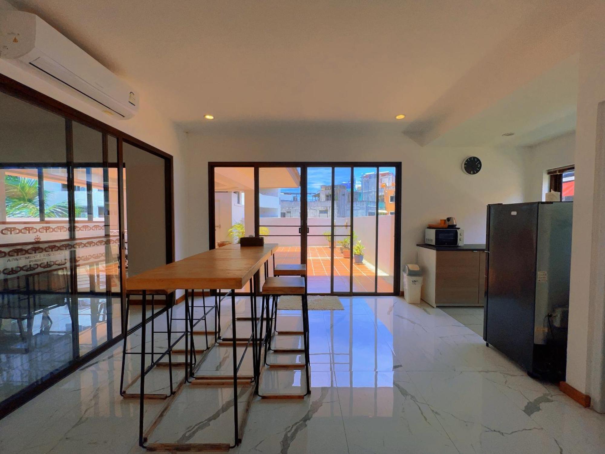 Apartment 舒适安静的民宿/距离芭东海滩酒吧街100米/距离芭东海滩150米/中文房东/180度超大露台 *