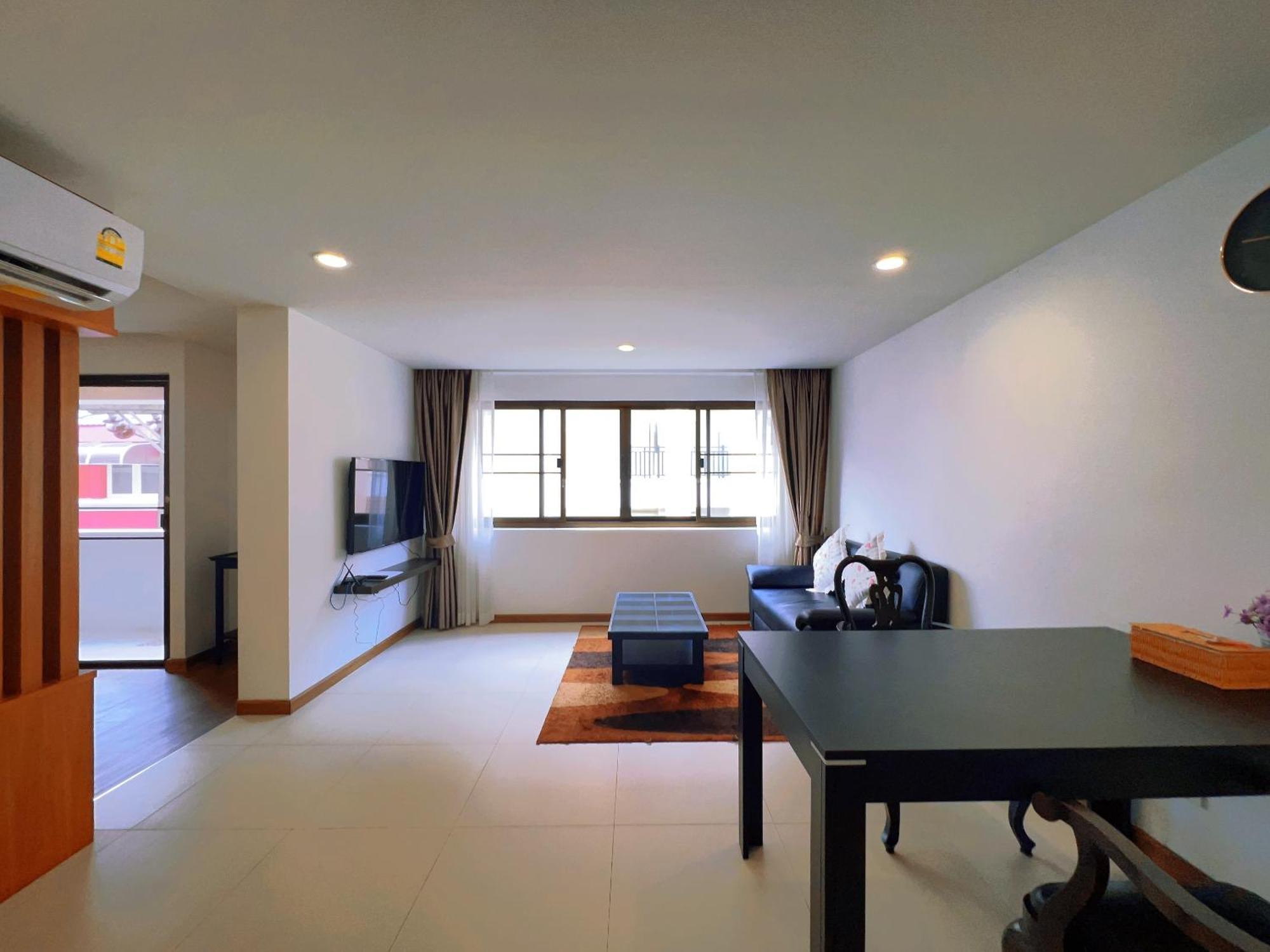 Apartment 舒适安静的民宿/距离芭东海滩酒吧街100米/距离芭东海滩150米/中文房东/180度超大露台