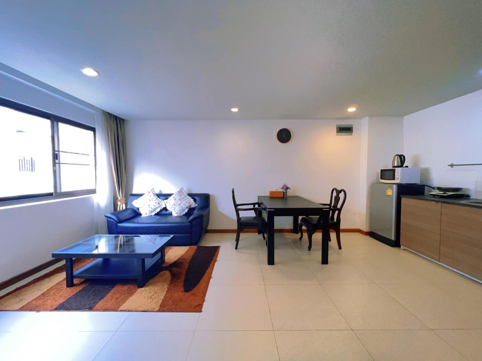 Apartment 舒适安静的民宿/距离芭东海滩酒吧街100米/距离芭东海滩150米/中文房东/180度超大露台 *