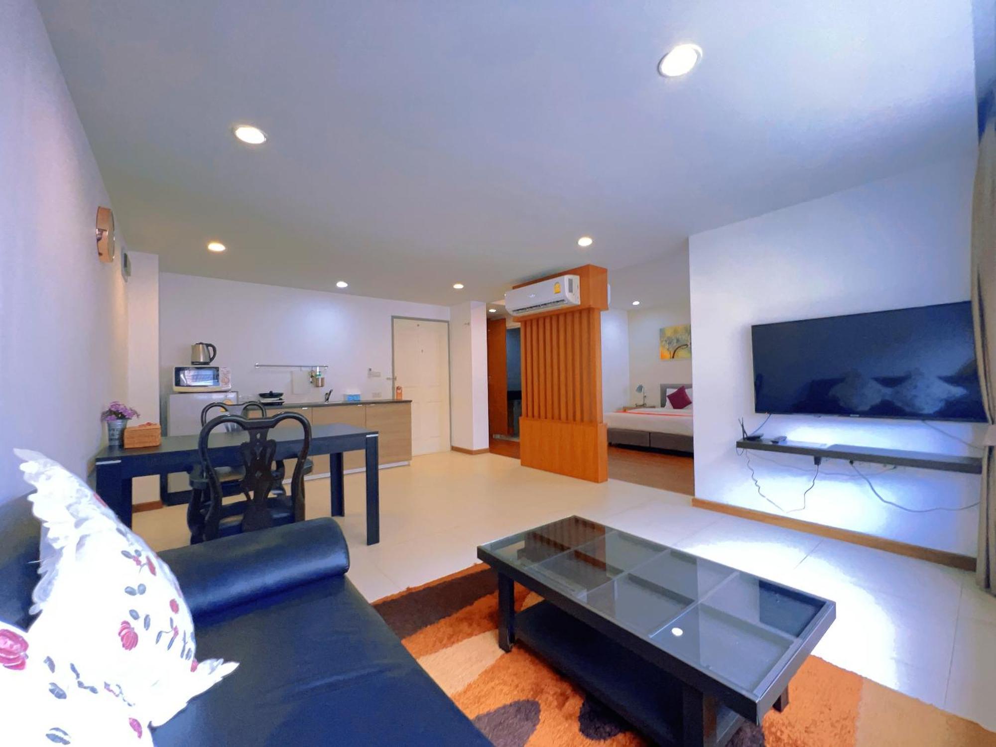 Apartment 舒适安静的民宿/距离芭东海滩酒吧街100米/距离芭东海滩150米/中文房东/180度超大露台 *