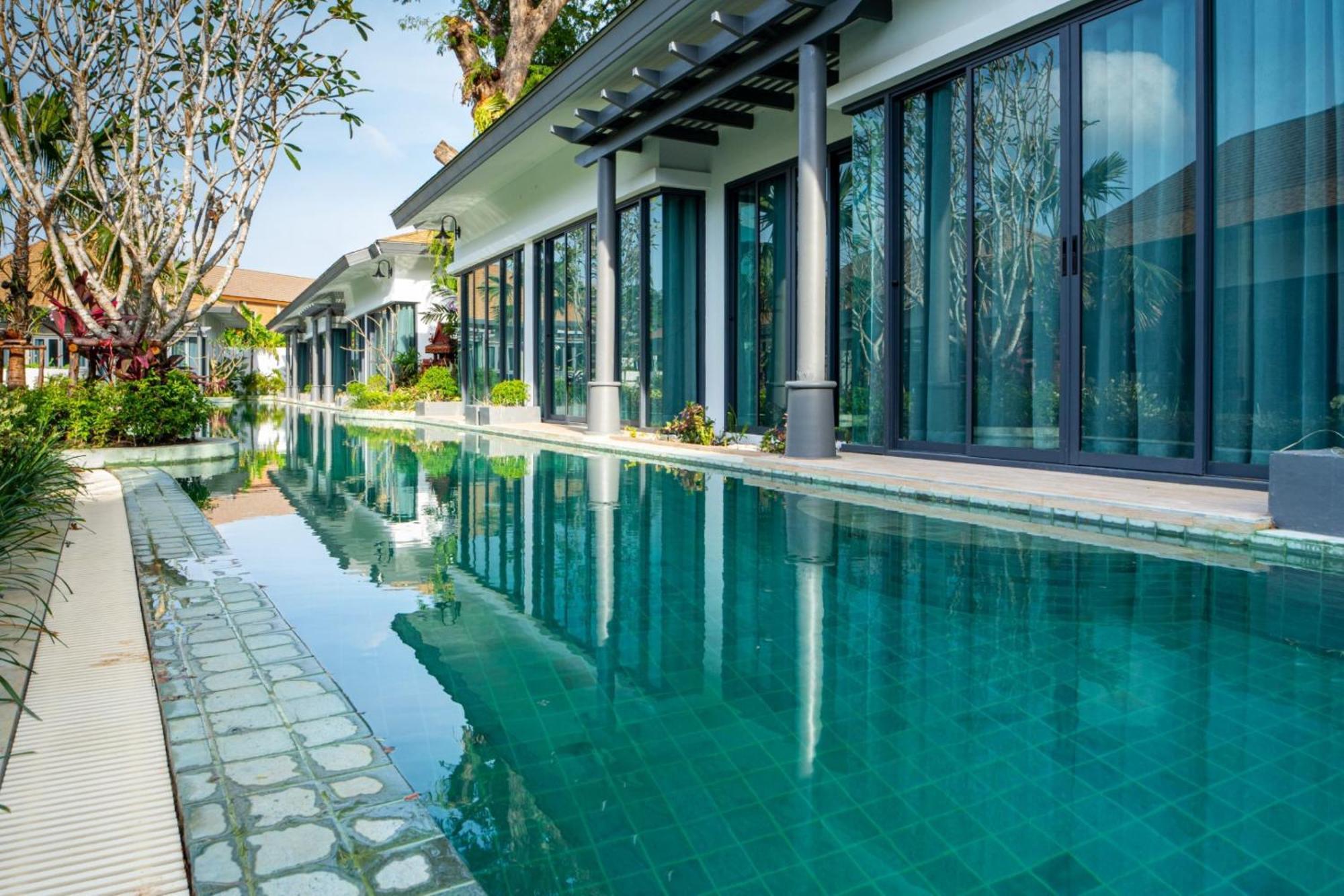 Hotel Tajh Pool Chalong