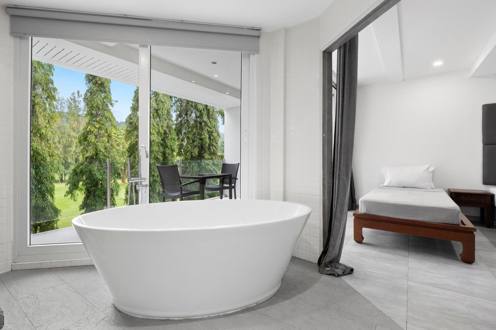 4 Bedrooms & Bathroom For Up To 12 Guests 7kms To Patong At The Fairways Golf Vakantiehuis Phuket