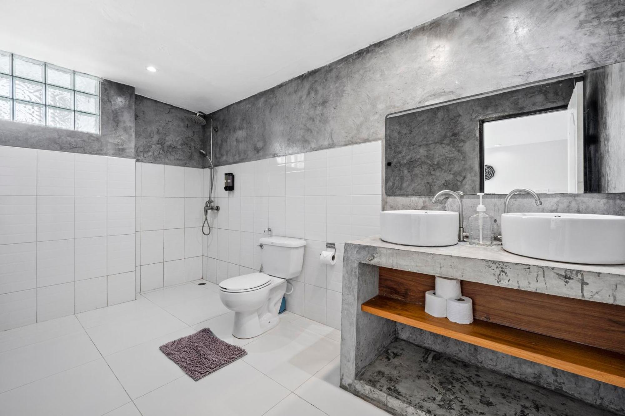 4 Bedrooms & Bathroom For Up To 12 Guests 7kms To Patong At The Fairways Golf *