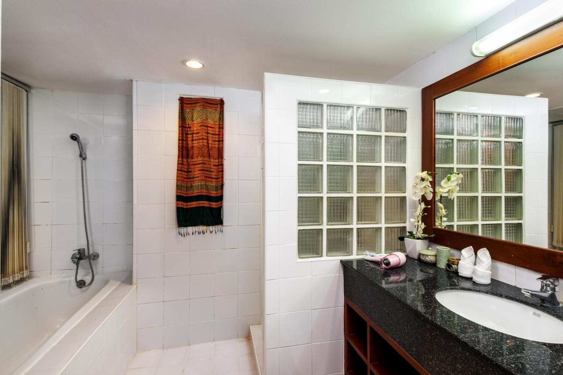 The Sands 2 Bedroom Naiharn * Nai Harn