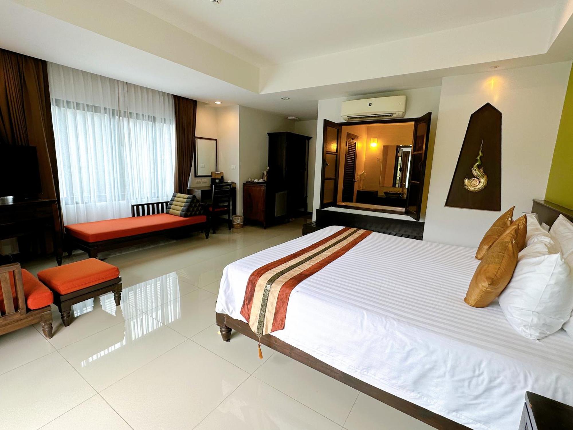 Resort Navatara Phuket 4*