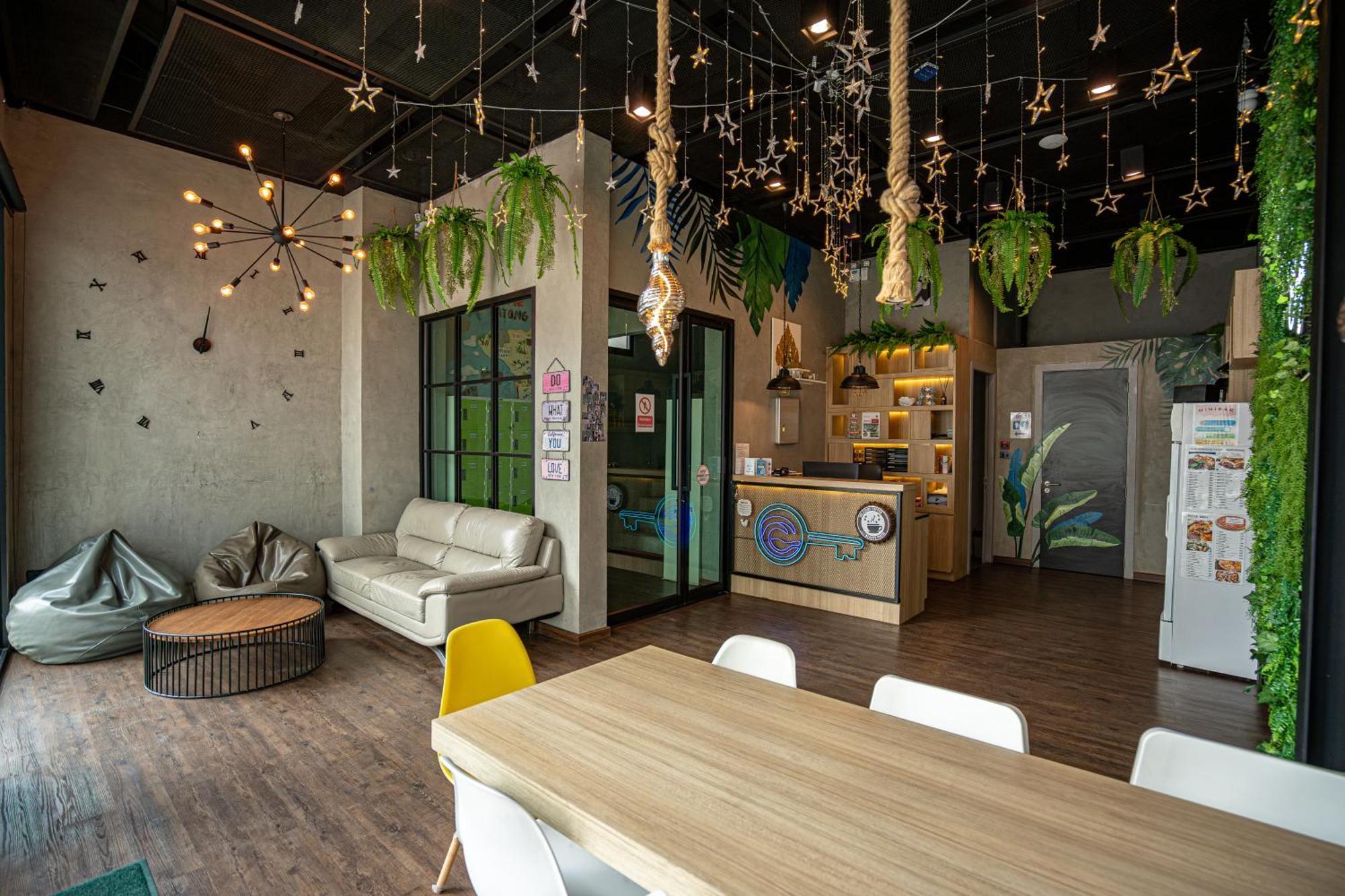 Hostel Poshtel (adults Only) *