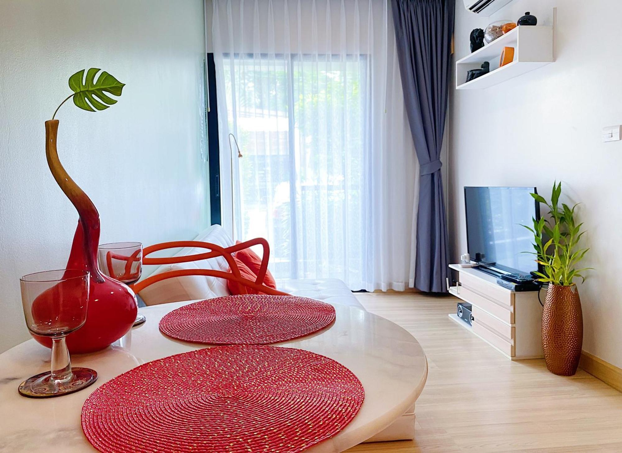 Apartment Wow 2 Bedroom Seaview, Pool, Gym, Walk To Beautiful *