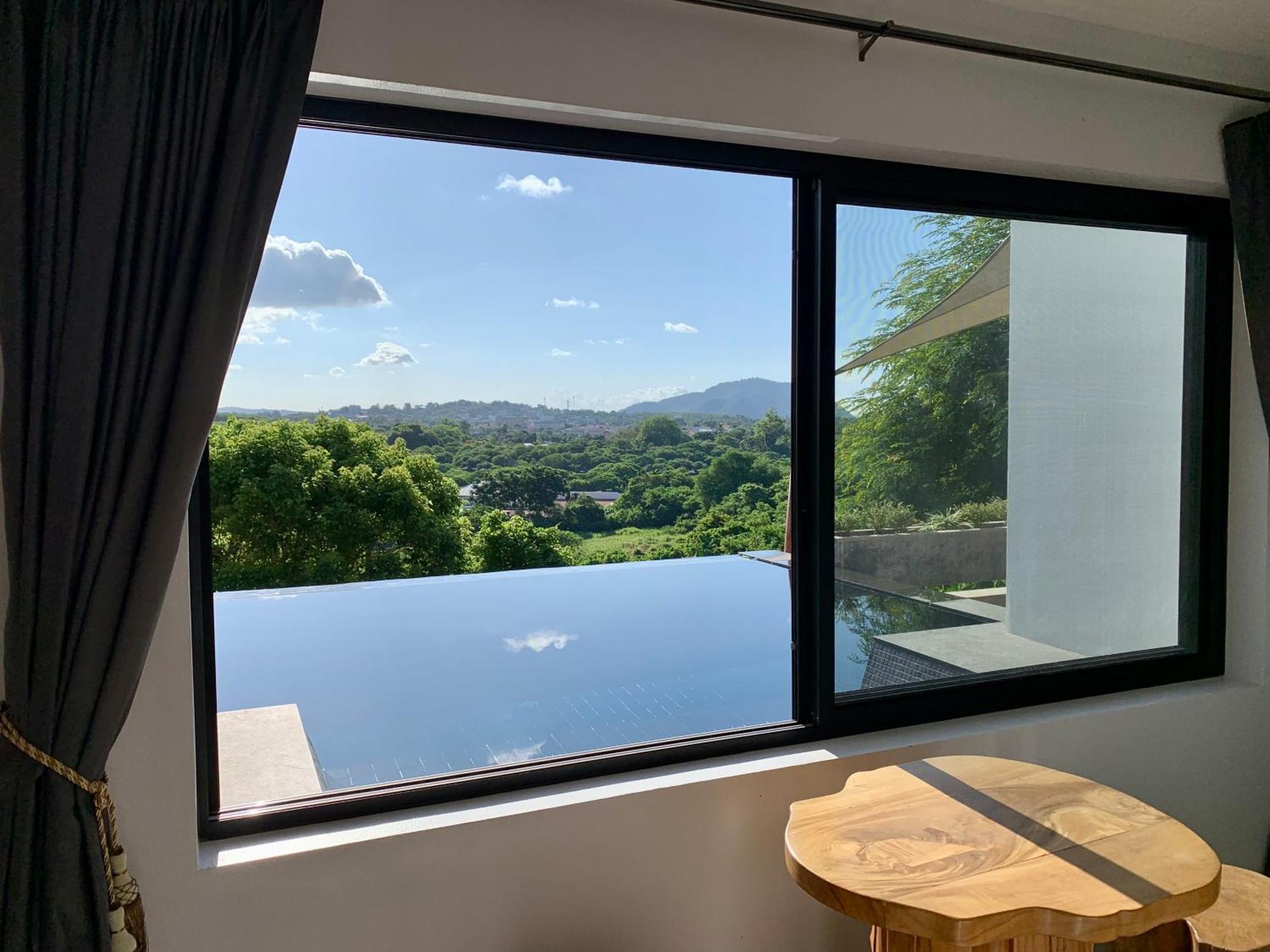 Infinity Pool At Viewpoint Apartment