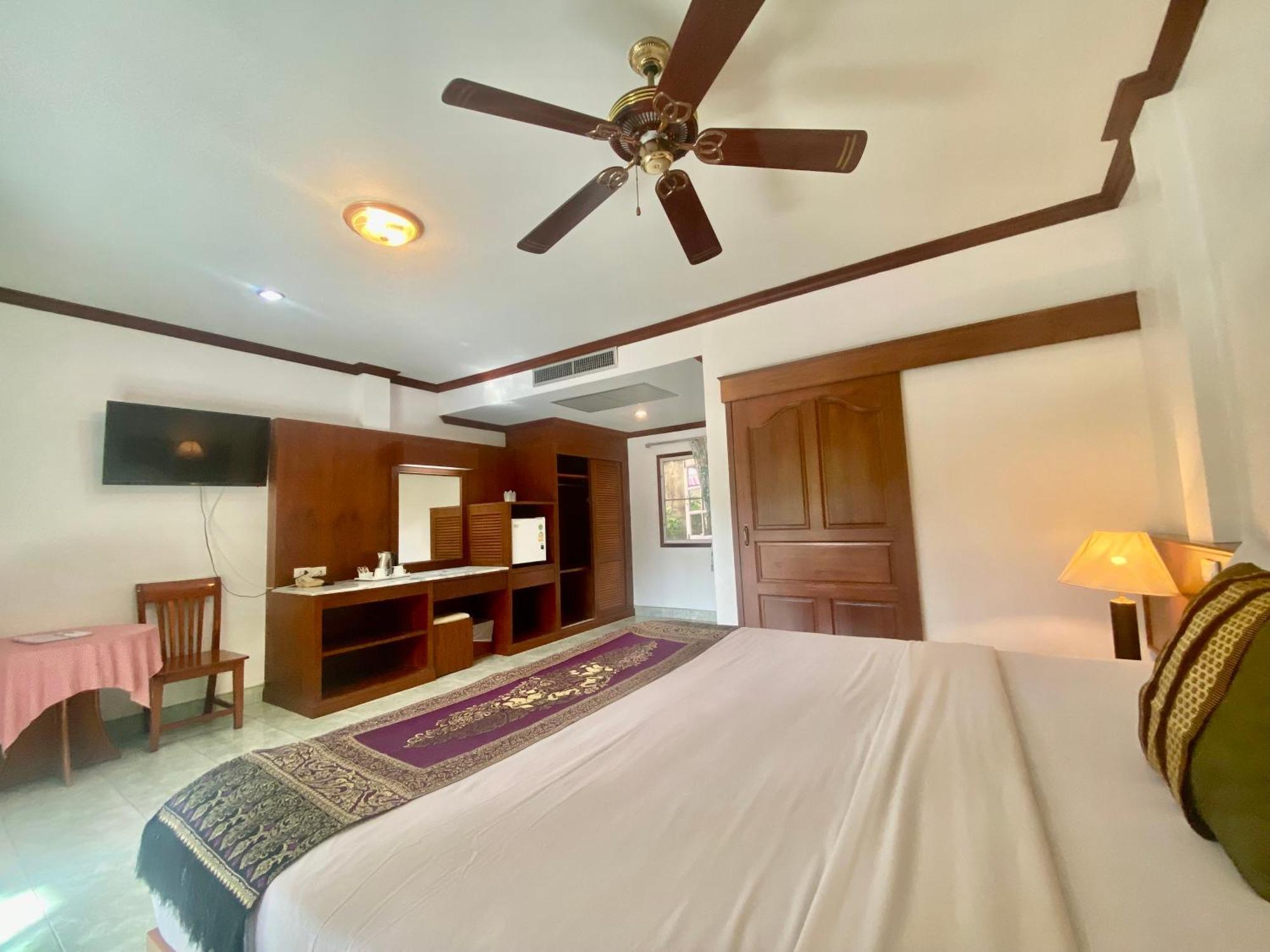 Palace - Sha Extra 3*