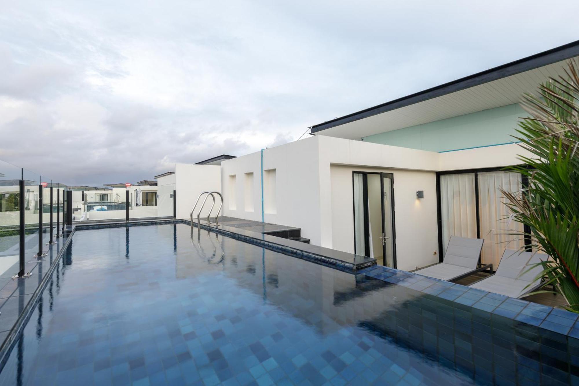 Modern With Pool Close To The - Lp #97