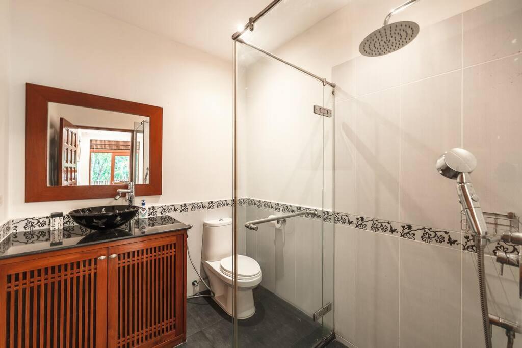 Luxurious 5-bedroom , 24 Hour Security , Jacuzzi ! V45 Villa