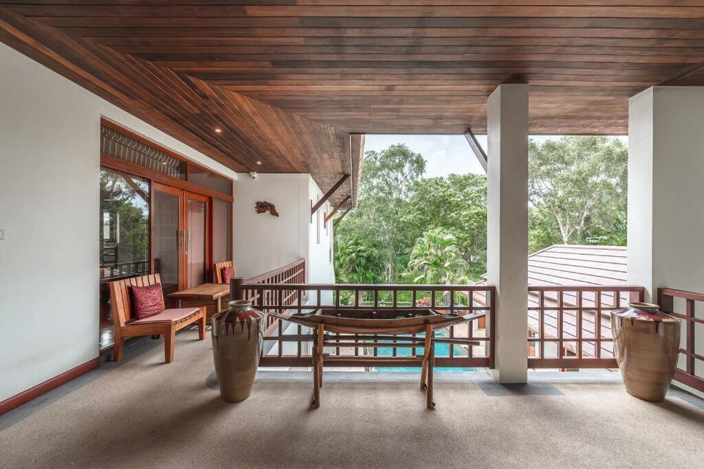 Luxurious 5-bedroom , 24 Hour Security , Jacuzzi ! V45 Villa Chalong