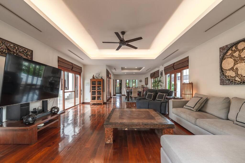 Luxurious 5-bedroom , 24 Hour Security , Jacuzzi ! V45 Villa *