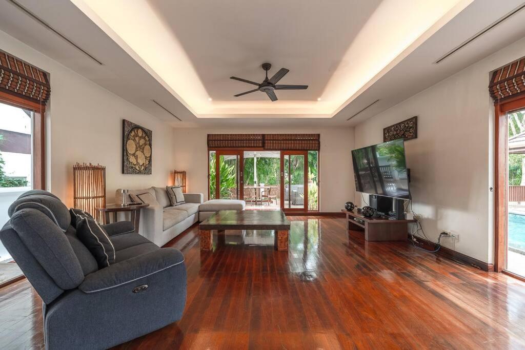 Villa Luxurious 5-bedroom , 24 Hour Security , Jacuzzi ! V45 Chalong