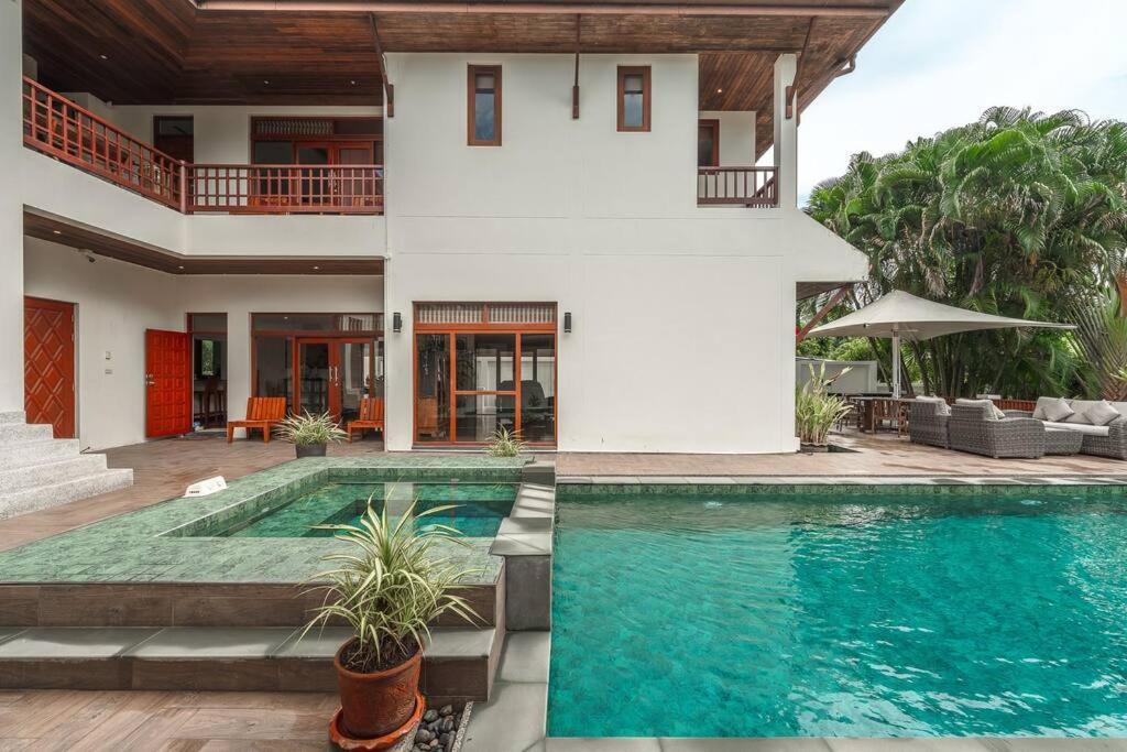 Luxurious 5-bedroom , 24 Hour Security , Jacuzzi ! V45