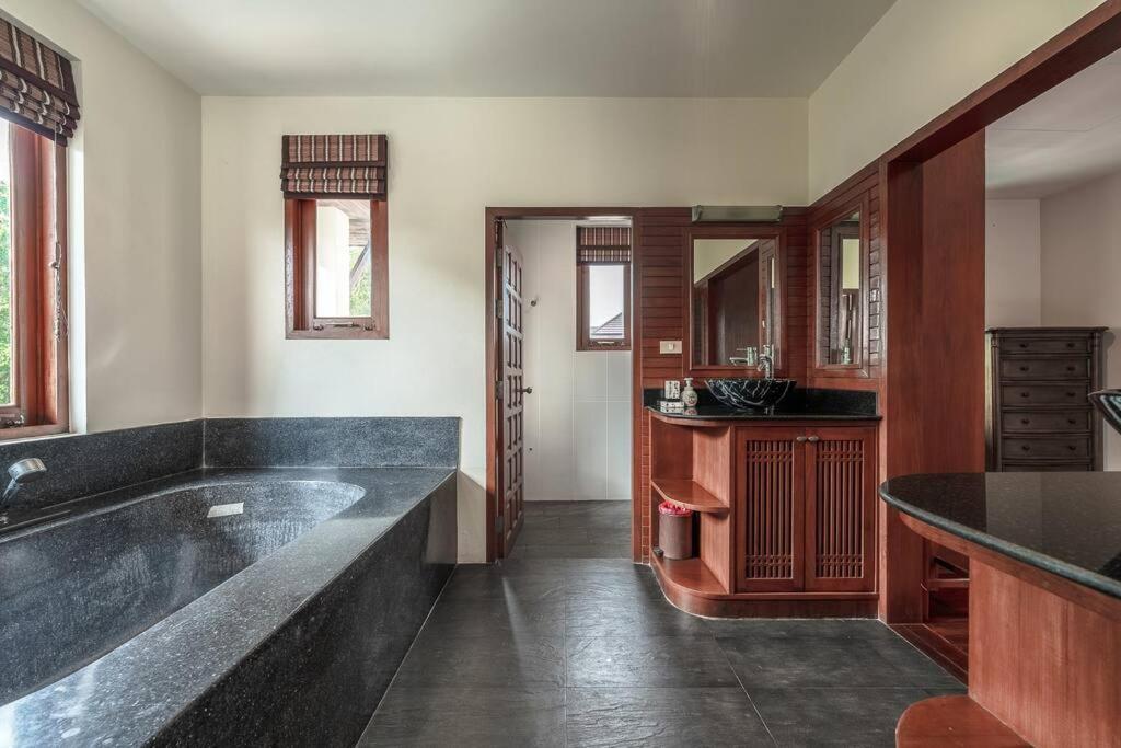 Villa Luxurious 5-bedroom , 24 Hour Security , Jacuzzi ! V45