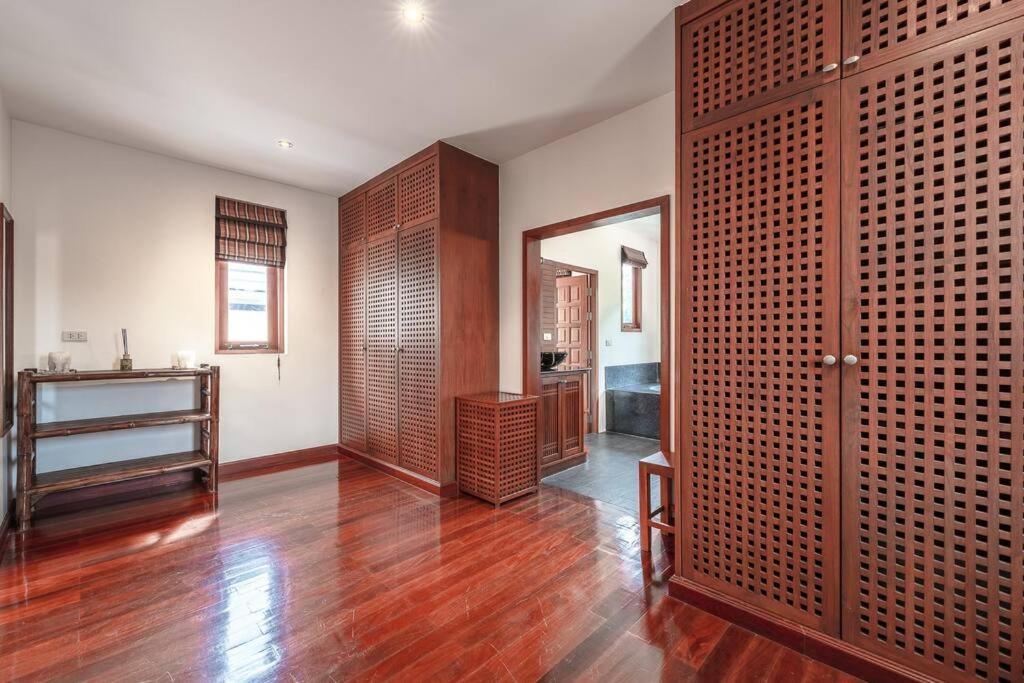 Villa Luxurious 5-bedroom , 24 Hour Security , Jacuzzi ! V45 *