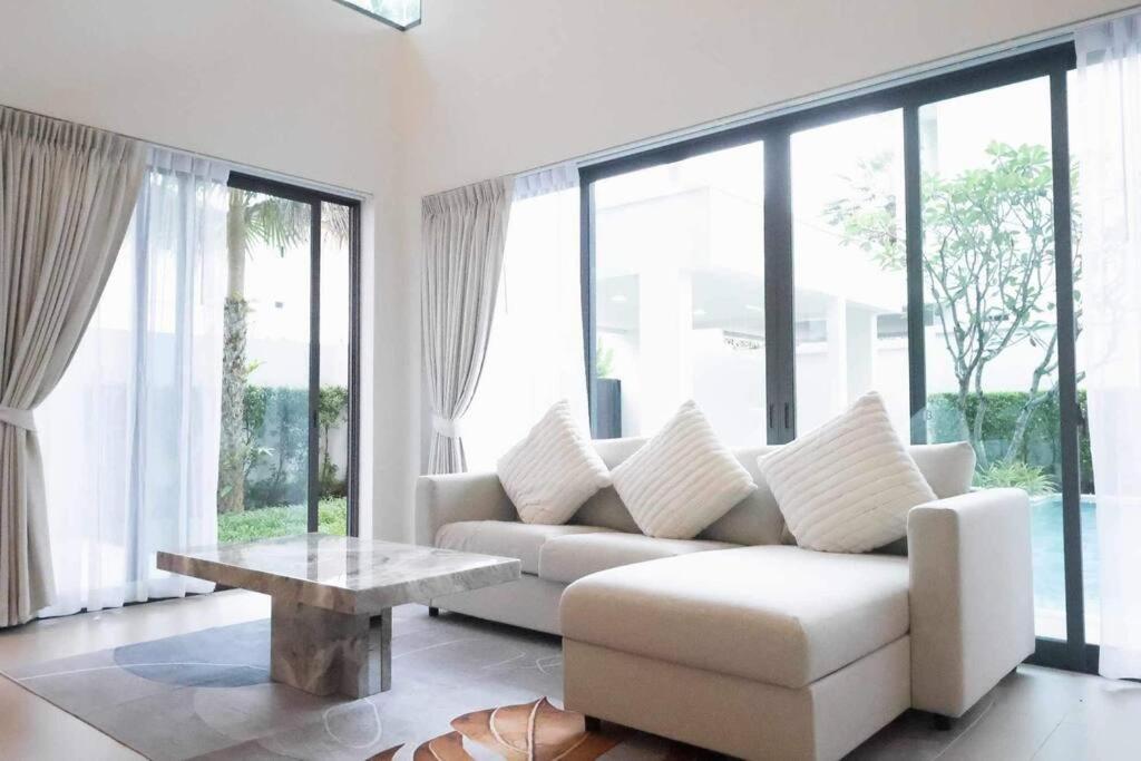 Bangtao Modern Luxury 3-bd Near Laguna Park Vila