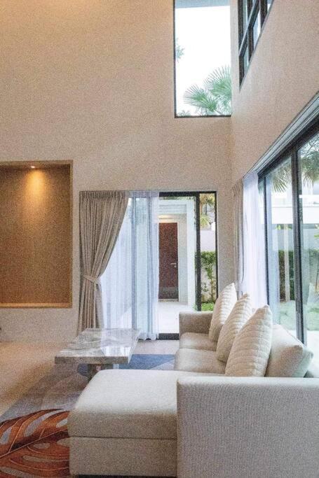 Villa Bangtao Modern Luxury 3-bd Near Laguna Park