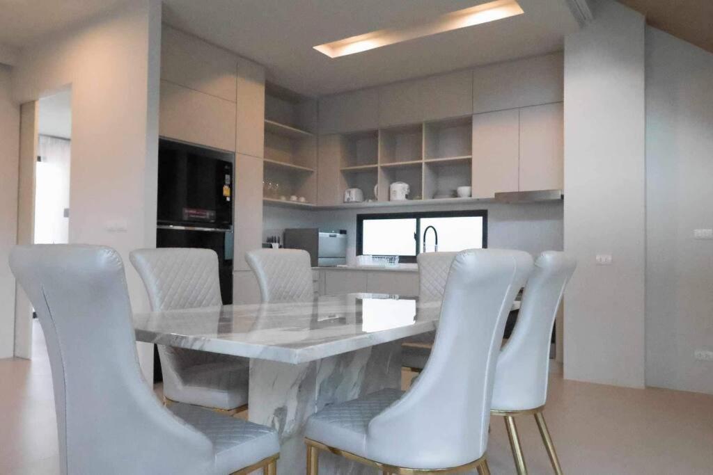 Bangtao Modern Luxury 3-bd Near Laguna Park Villa *