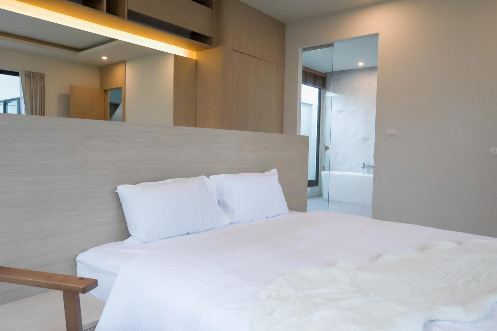 Vila Bangtao Modern Luxury 3-bd Near Laguna Park Phuket