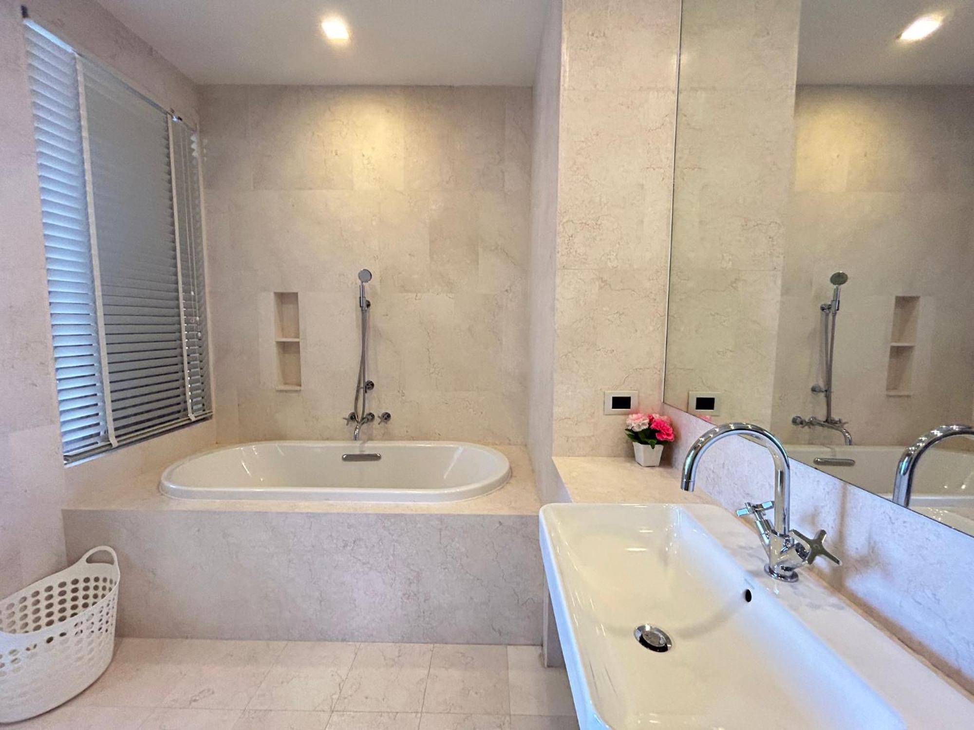 2 Bedroom Beachfront With Sea Views Apartment *