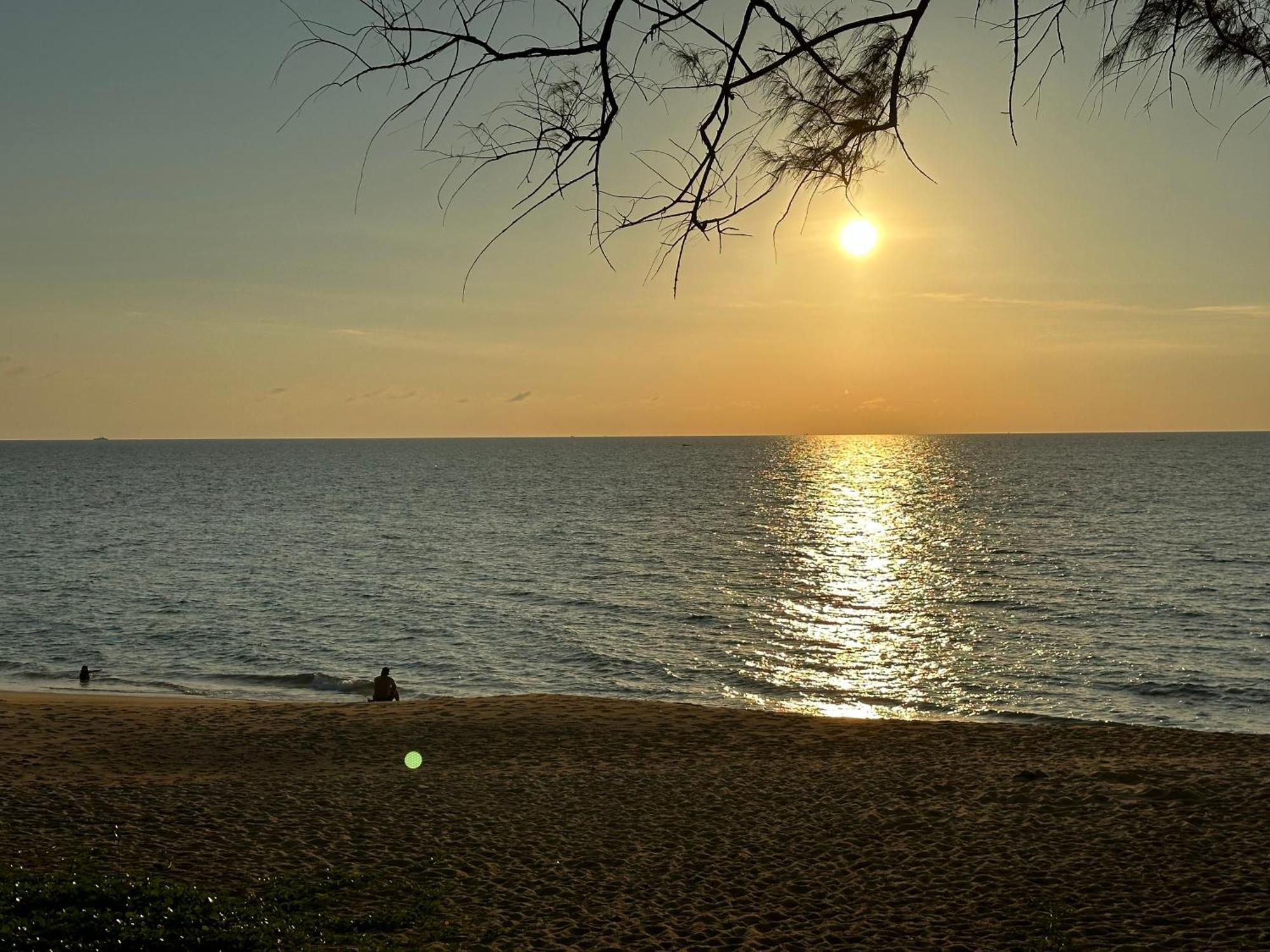 2 Bedroom Beachfront With Sea Views *