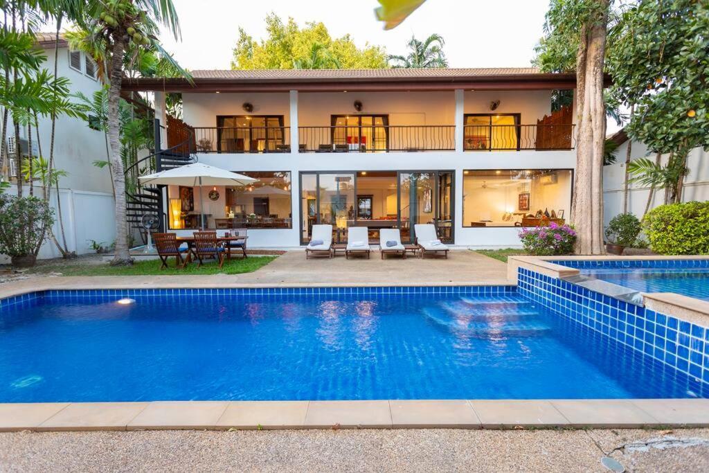 Coconut Palms Huge Swimming Pool And Pool Table V136 Villa *