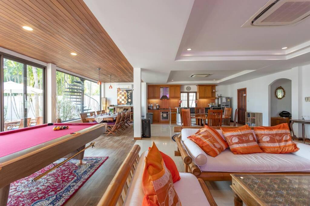 Coconut Palms Huge Swimming Pool And Pool Table V136