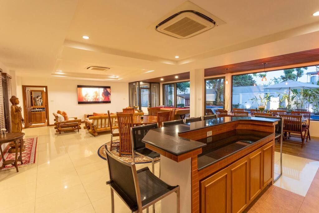 Villa Coconut Palms Huge Swimming Pool And Pool Table V136