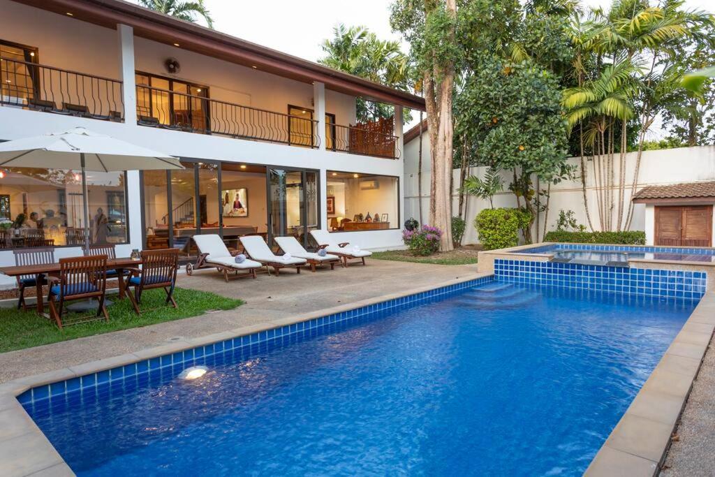 Coconut Palms Huge Swimming Pool And Pool Table V136 Rawai
